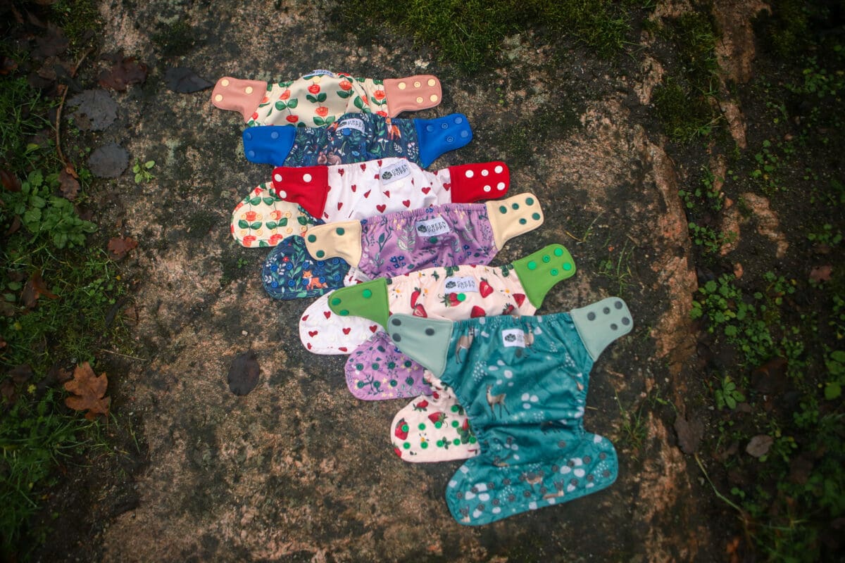 sex pul-skal som ligger omlott på en sten