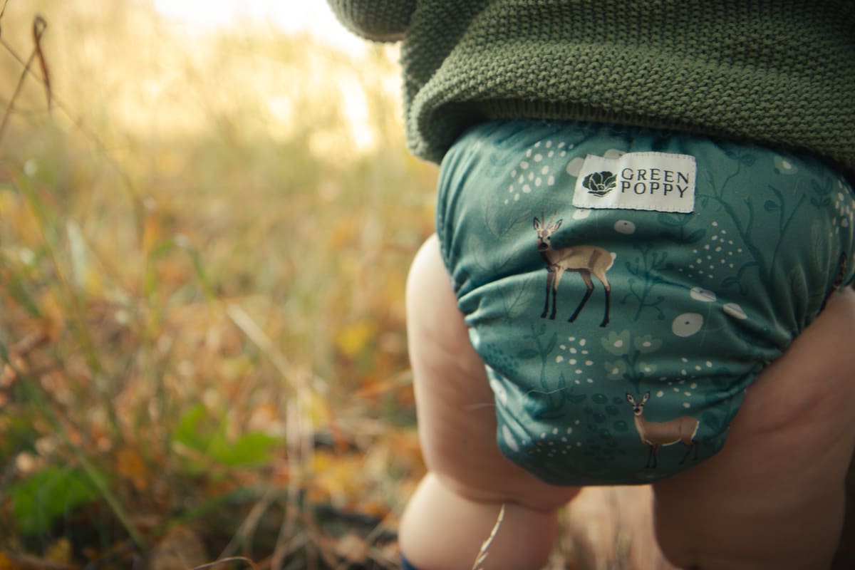 en tygblöja med grön botten och mönster med rådjur