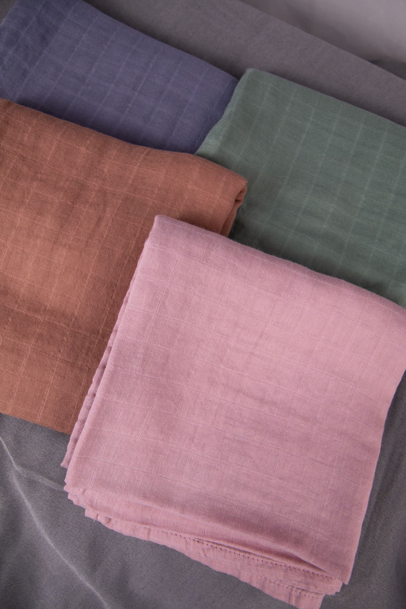 fyra vikblöjor i 75x75 cm som ligger omlott varandra