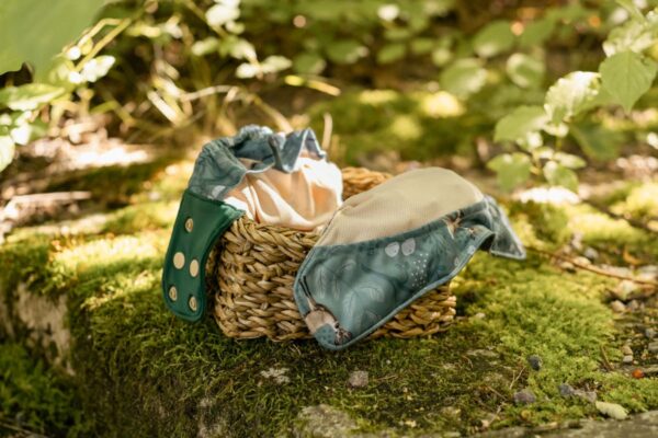 en tygblöja som ligger i en korg i skogsmiljö