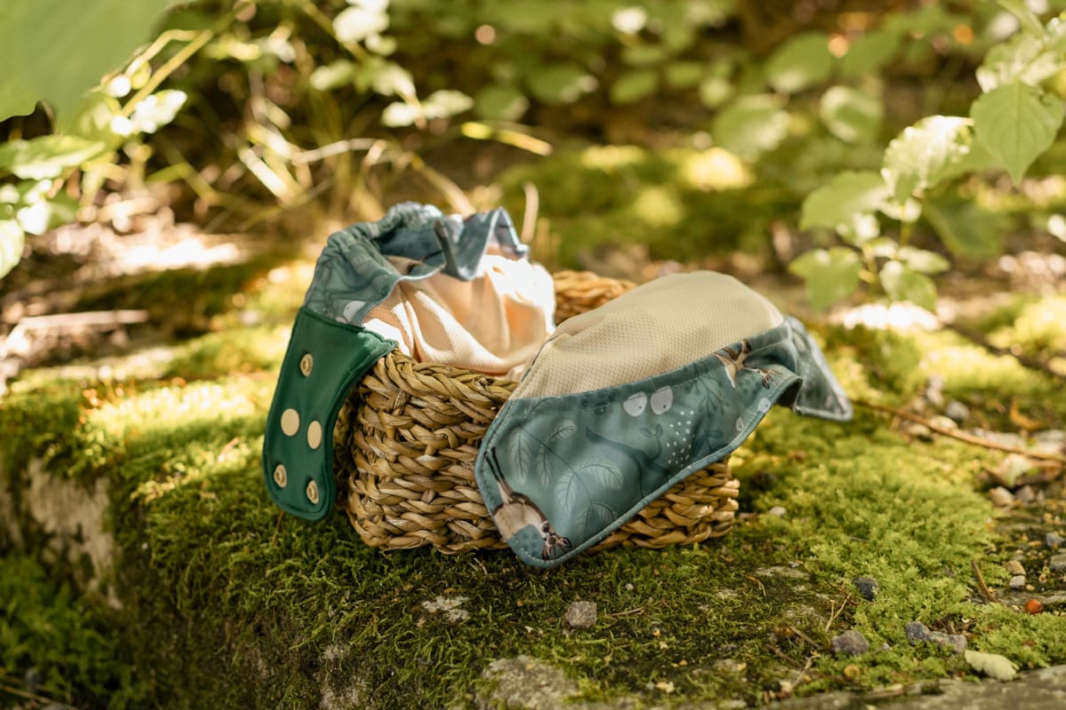 en tygblöja som ligger i en korg i skogsmiljö