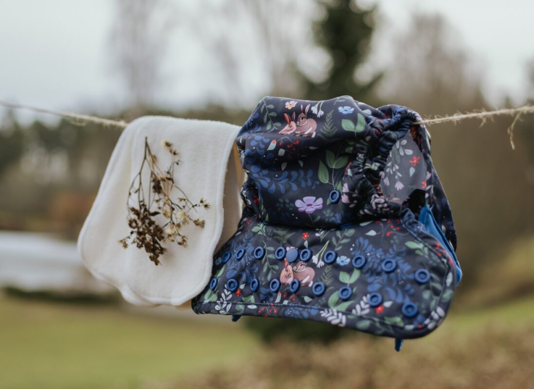 ett inlägg och en tygblöja som hänger