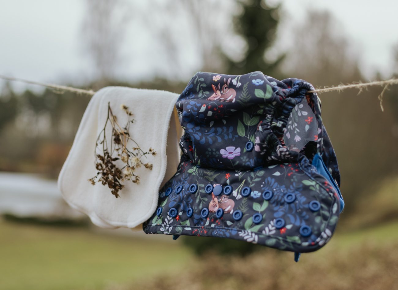 ett inlägg och en tygblöja som hänger