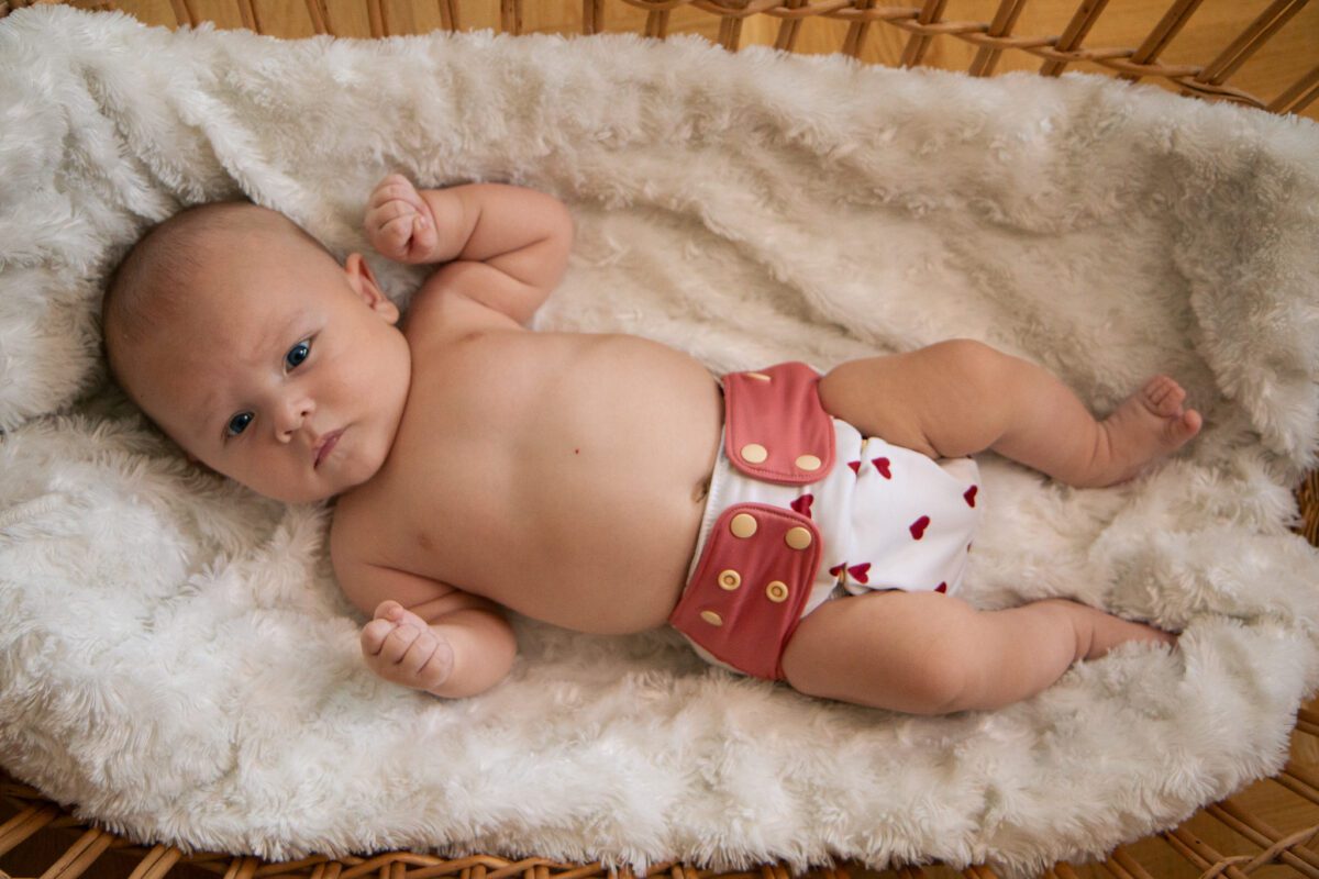 ett nyfött barn med tygblöja på sig