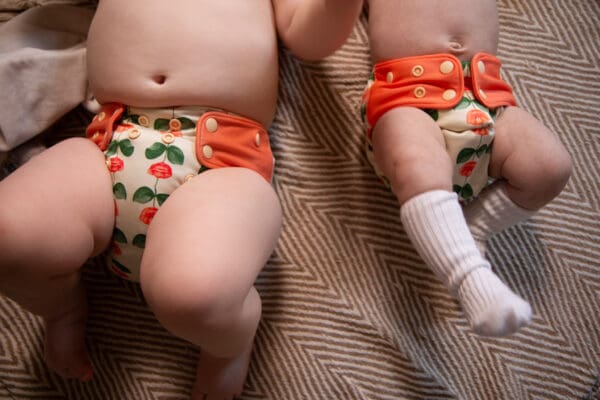 två barn i tygblöjor