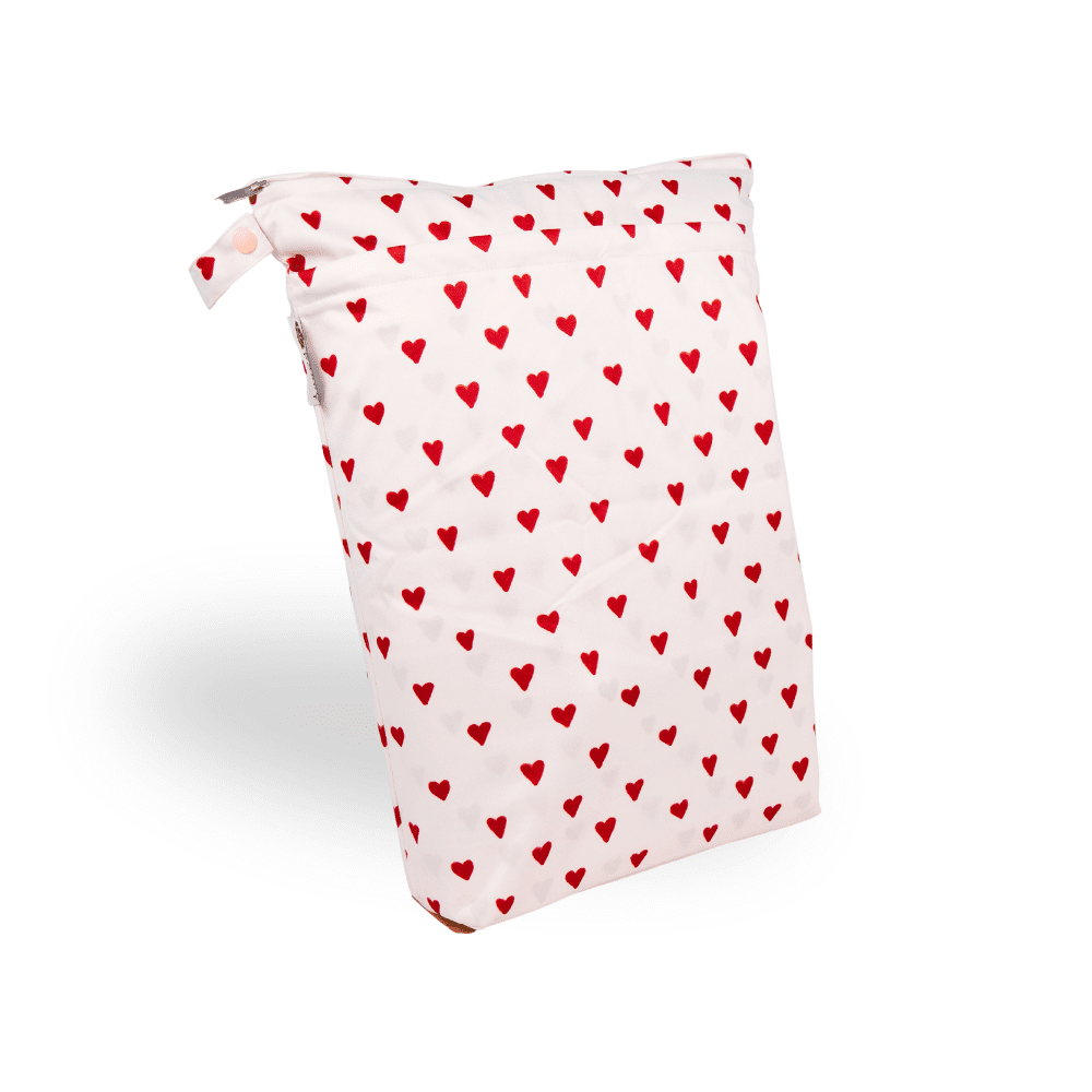 stor pul-påse med vit bakgrund och röda små hjärtan