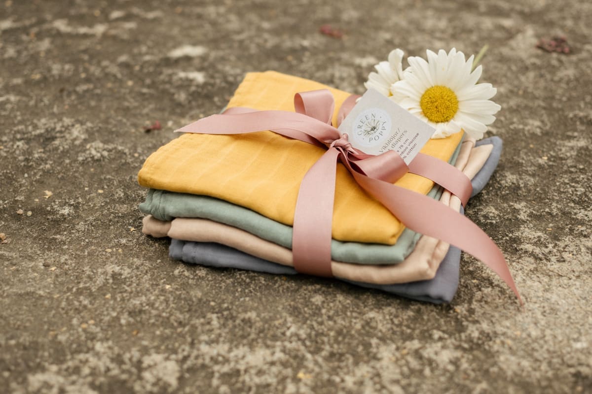 fyra vikblöjor i ett paket med en blomma